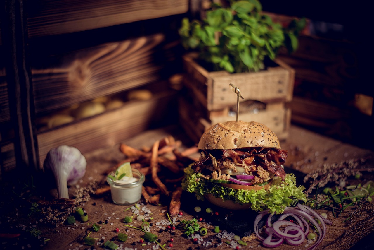 영철버거의 succulent한 패티와 신선한 채소가 조화롭게 어우러진 모습