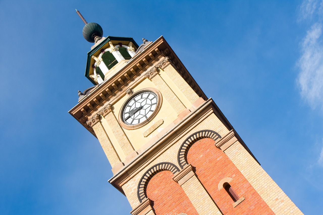 선덜랜드 대 뉴캐슬 경기장에서 열띤 응원을 보내는 팬들 모습