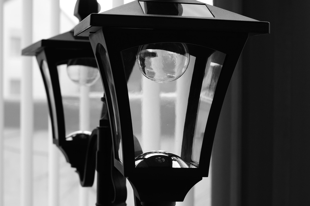 눈 내리는 거리에서 겨울 옷을 입고 있는 정국의 모습, 윈터 정국을 강조한 이미지