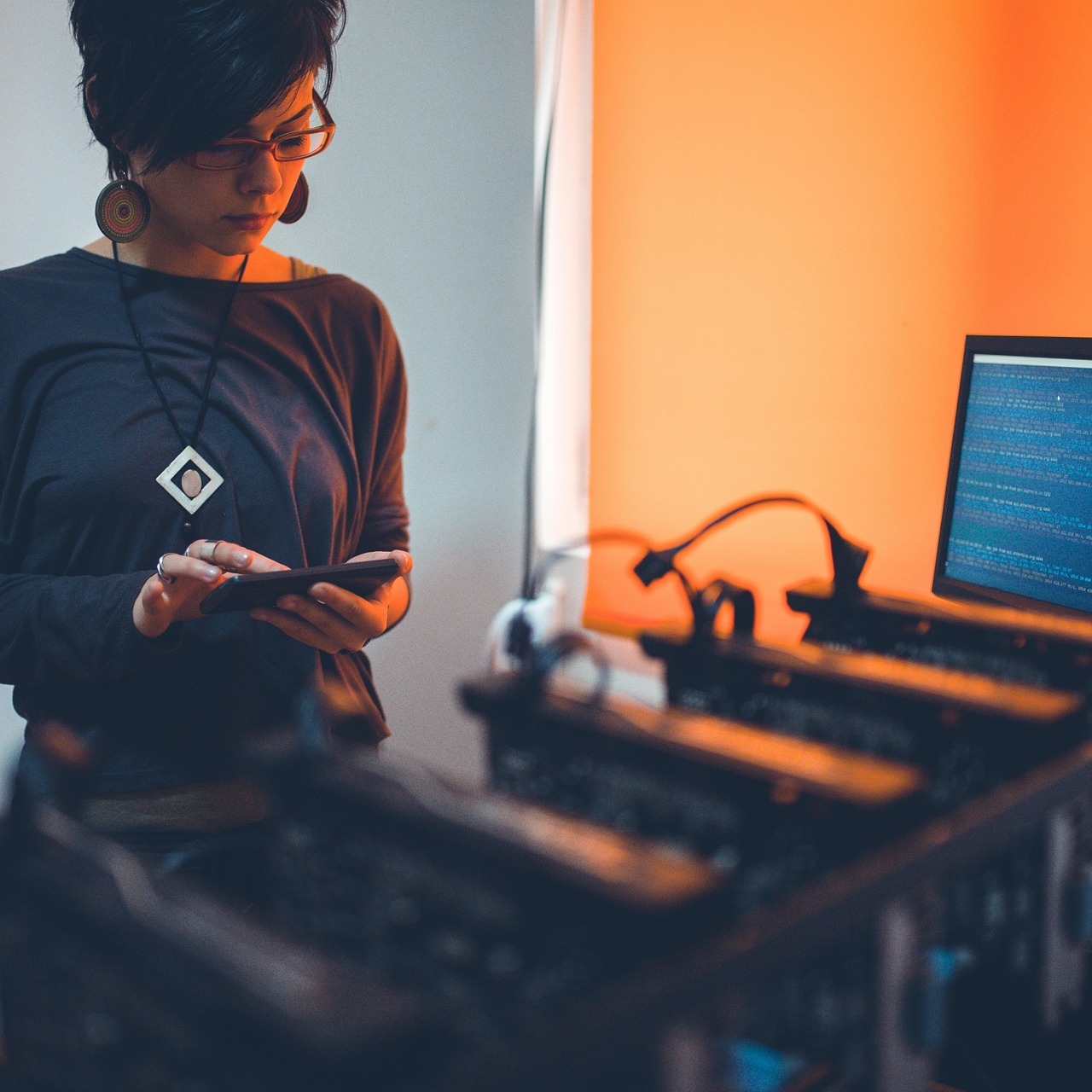 비트코인 시세 차트와 함께 상승하는 그래프와 디지털 지갑 이미지