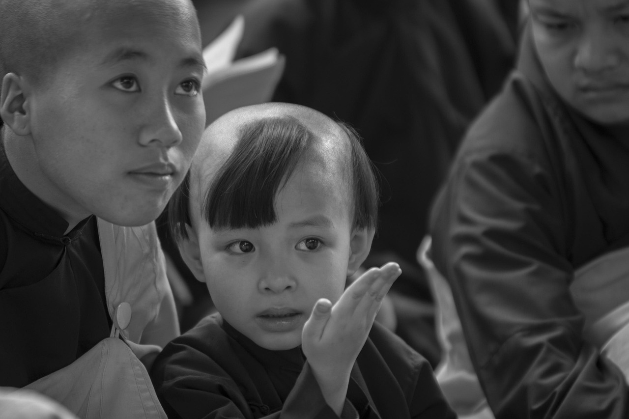 선재스님이 고요한 사찰에서 명상에 잠긴 모습, 평화로운 분위기 연출