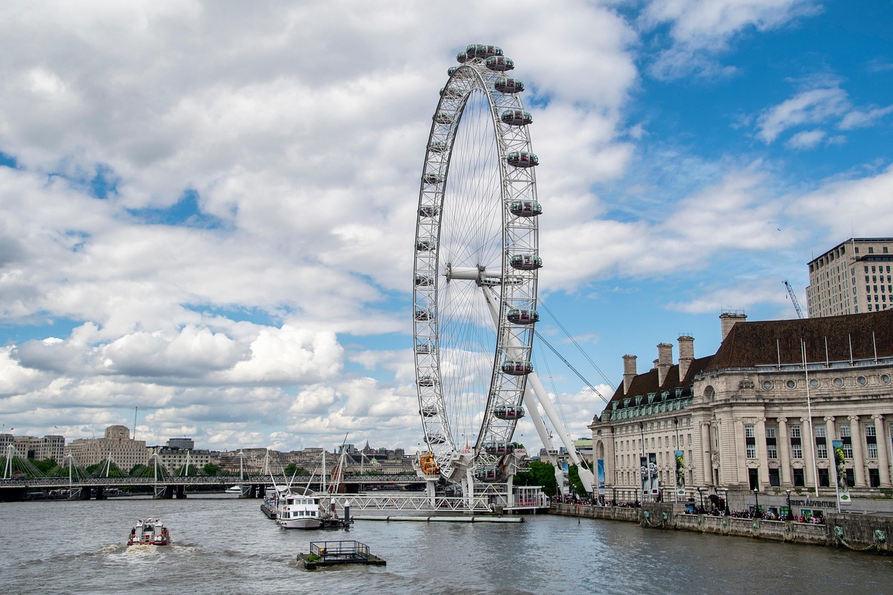 랜도 노리스가 레이싱 카의 스티어링 휠을 잡고 경기 중인 모습