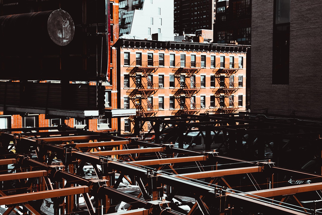 카디프 대 첼시 경기를 응원하는 팬들이 화려한 깃발과 응원 도구를 들고 있는 장면