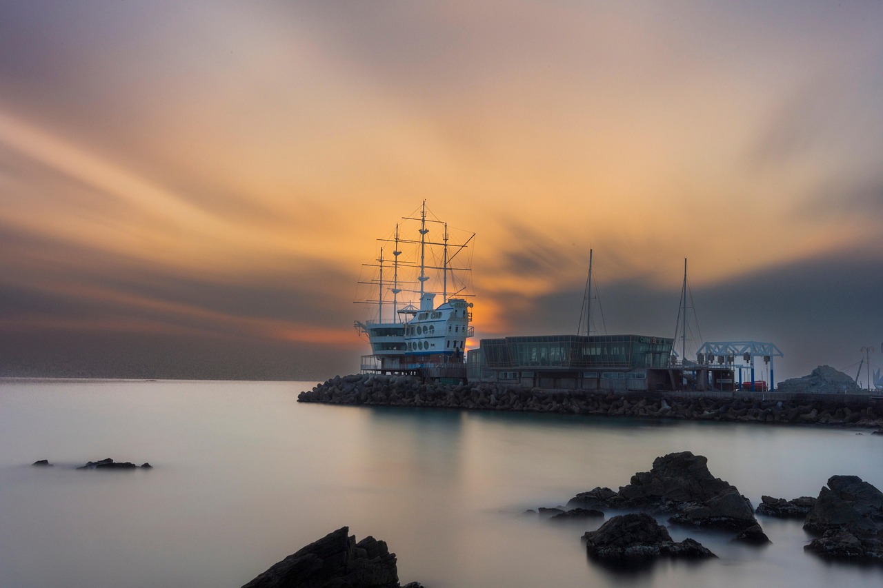 정동원과 한촌설렁탕: 새로운 브랜드 얼굴이 되다 정동원이 무대에서 팬들과 소통하며 노래하는 모습의 사진