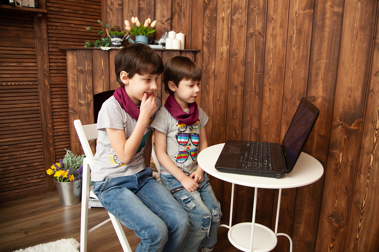 유튜브 리캡 영상의 주요 내용을 요약하는 그래픽 디자인 이미지