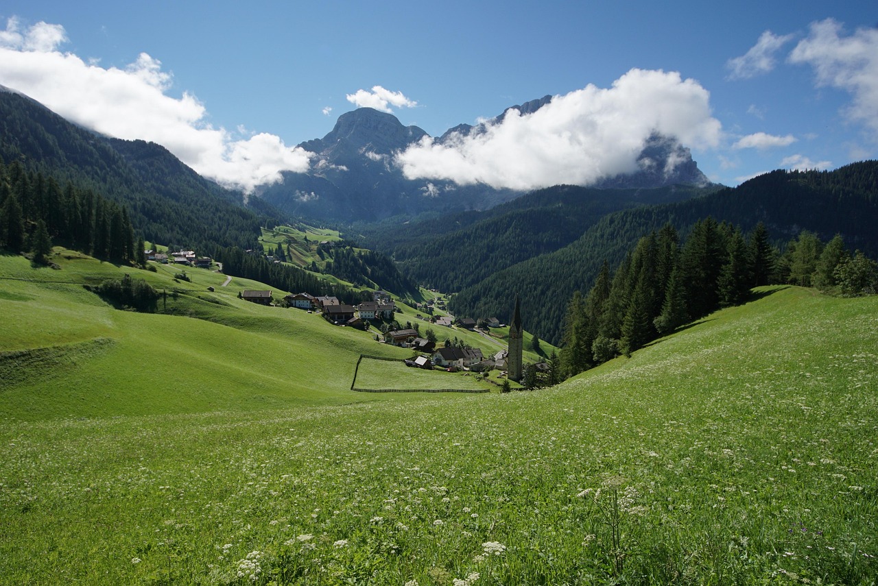 LA 클리퍼스와 LA 레이커스의 치열한 경기를 보여주는 농구 코트 이미지