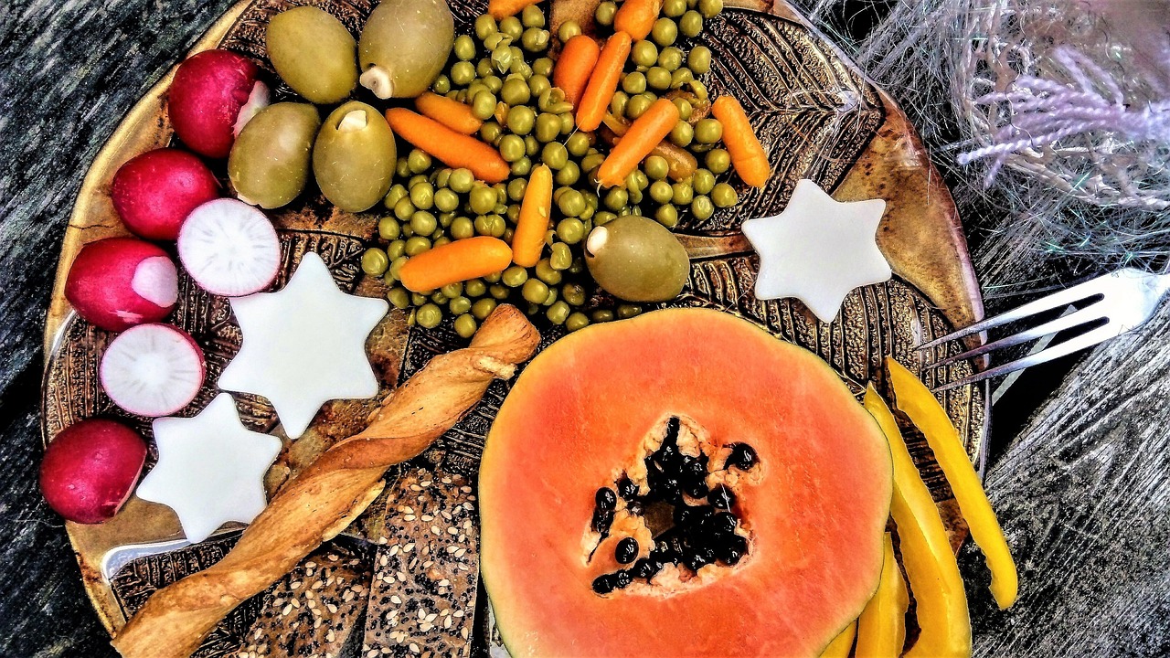 연말정산 간소화 서비스로 13월의 월급을 손쉽게 계산하는 방법 연말정산을 위한 서류를 정리하는 직장인의 모습과 컴퓨터 화면