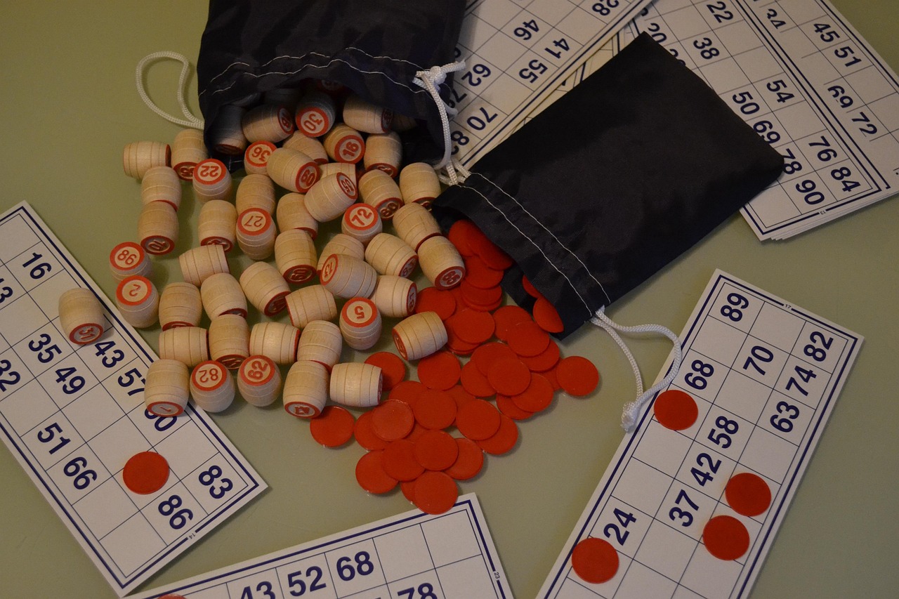 로또1207 당첨 번호를 확인하는 모습과 함께 행복한 표정의 사람들