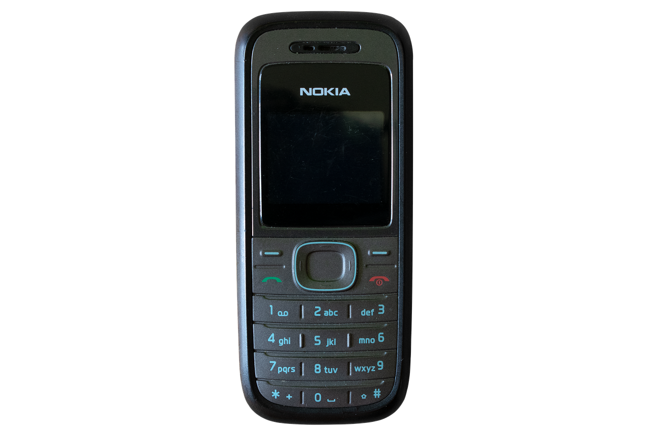 로또1208 추첨 결과를 확인하며 기대감에 찬 모습의 사람들