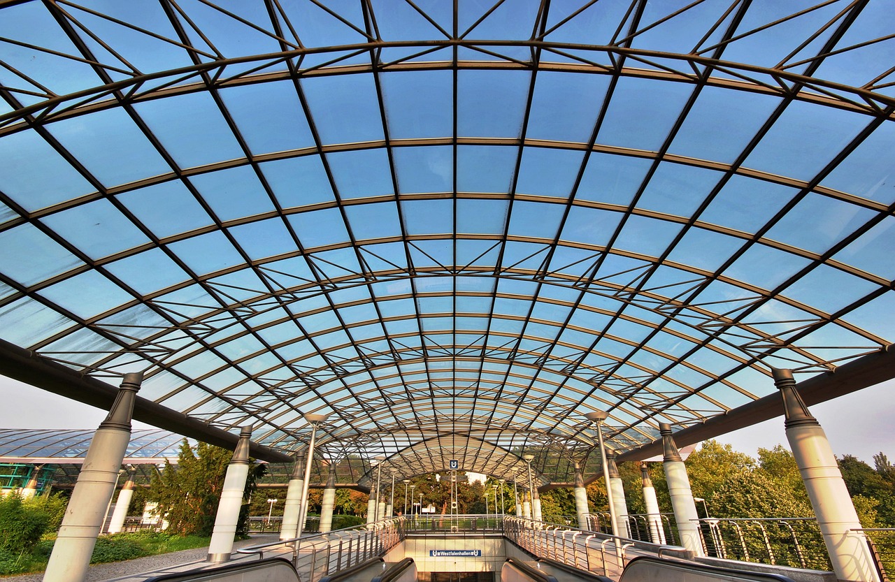 토트넘과 도르트문트의 치열한 경기를 보여주는 축구장 전경