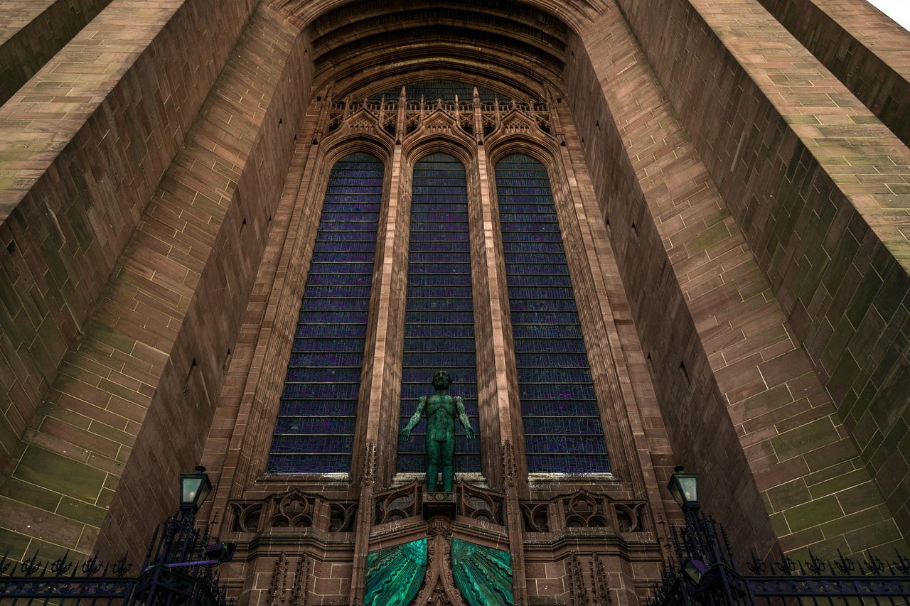 리버풀과 본머스: 챔피언스리그를 향한 긴 여정의 시작 본머스 대 리버풀 경기장에서 선수들이 열띤 경합을 벌이고 있는 모습