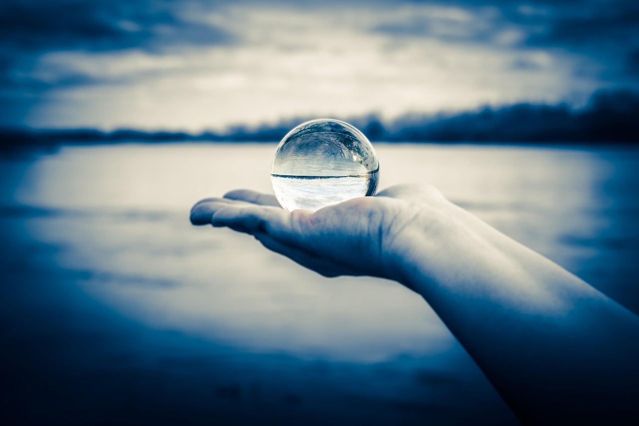 화려한 골든글로브 시상식 현장에서 레드카펫을 걷는 스타들