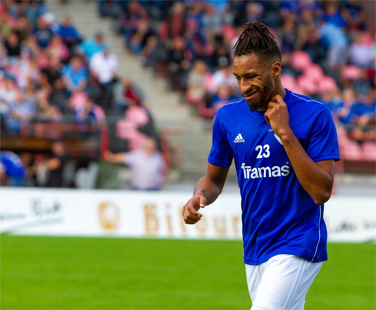 금시세 변동을 나타내는 그래프와 금괴 이미지가 함께 있는 화면