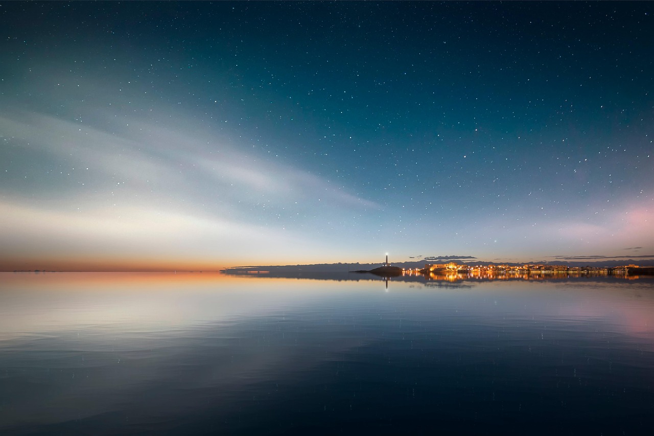 번리 대 토트넘 경기에서 선수들이 치열한 경합을 벌이는 순간