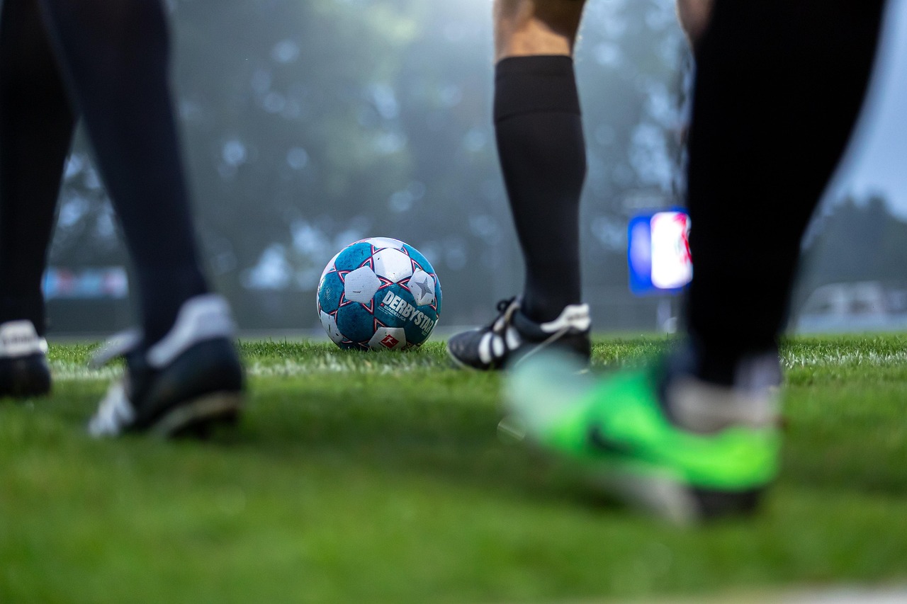 베트남 U-23, AFC 축구 선수권대회에서의 도전과 의미 AFC U-23 축구 선수권 대회에서 경기 중인 선수들이 공을 다투는 모습