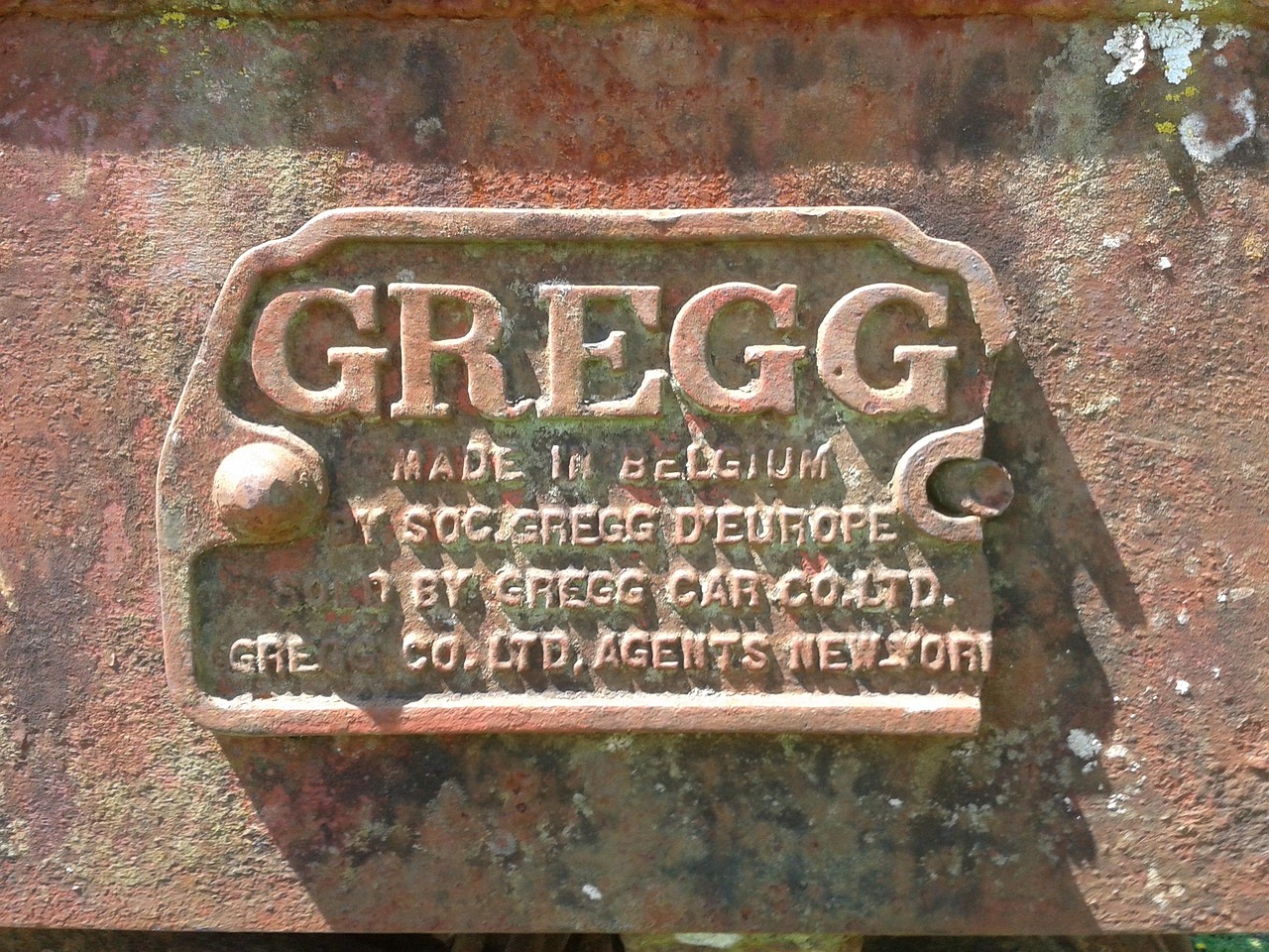 카를로스 알카라스가 테니스 코트에서 경기를 하는 모습, 승리를 향한 집중력 가득한 표정