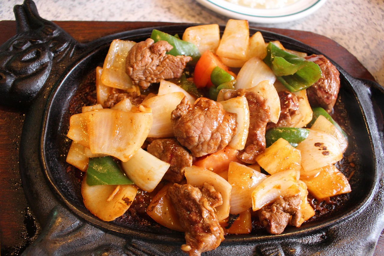 엘레나 리바키나가 테니스 코트에서 포핸드 샷을 날리는 순간