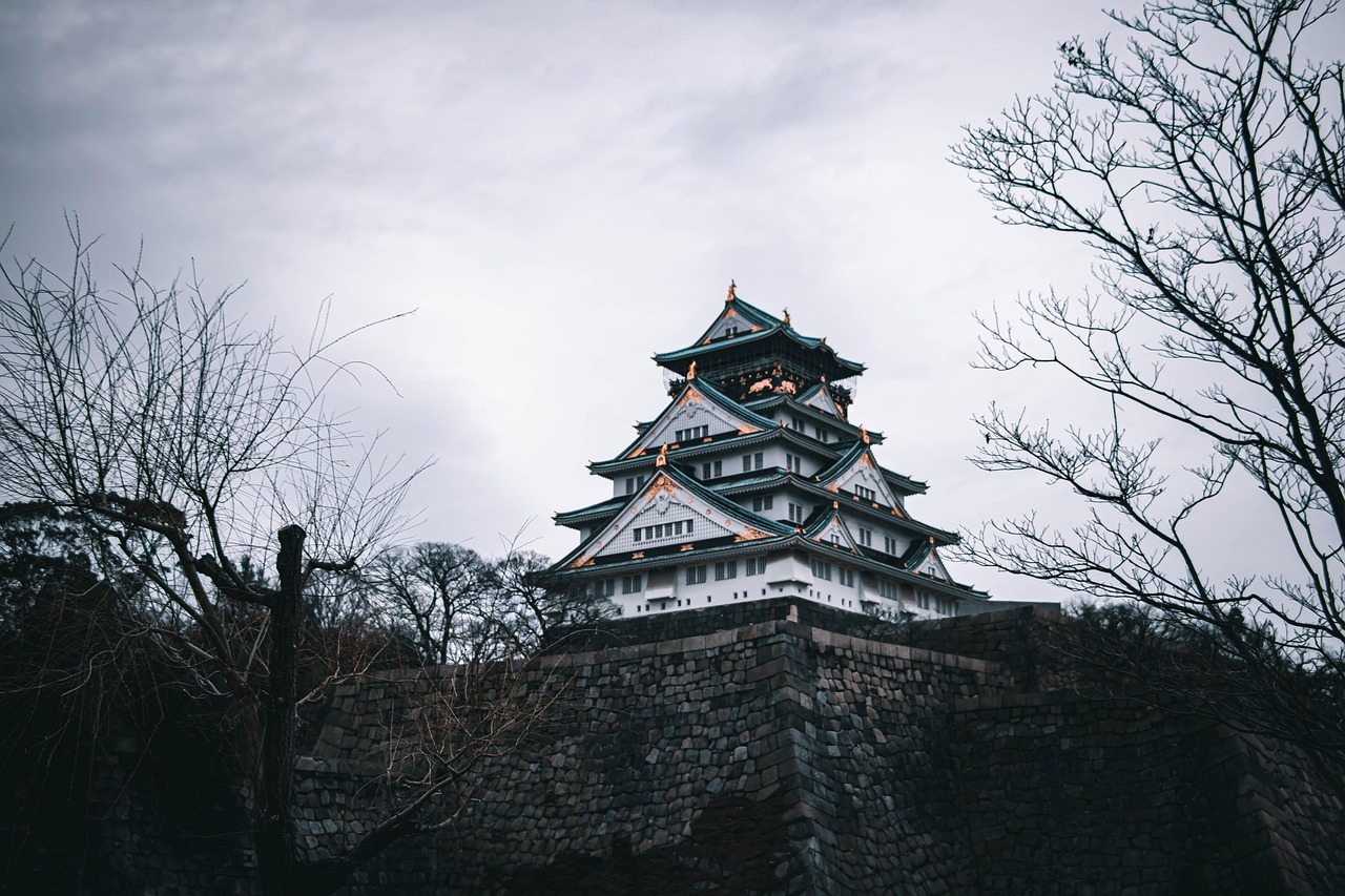 포항 대 감바 오사카의 경기가 진행 중인 모습, 선수들이 열정적으로 경합하는 장면