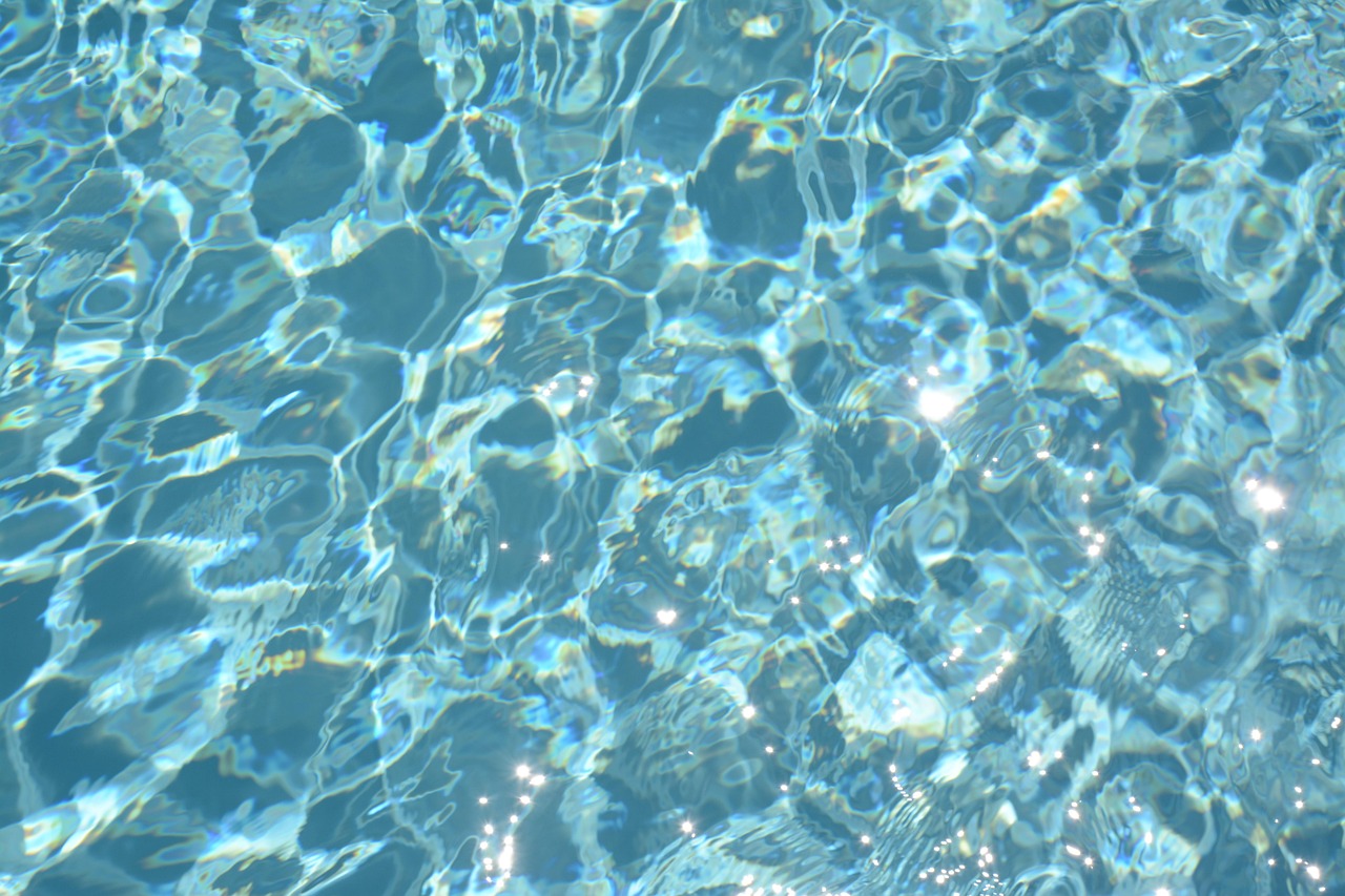 리플 로고가 배경으로 보이고, 블록체인 기술을 설명하는 그래픽 이미지