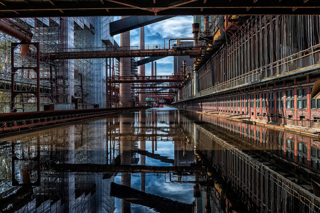 상호관세 위법 판결, 무역의 미래는 어떻게 바뀔까? 관세 관련 서류를 검토하는 세관 직원과 화물 컨테이너의 모습