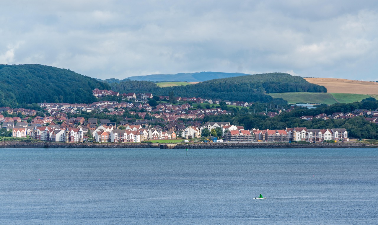 카라바흐 대 뉴캐슬 경기를 응원하는 팬들의 열띤 응원 모습