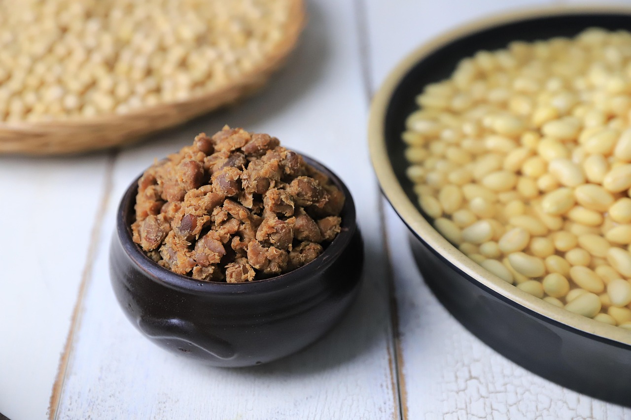 한국장학재단의 장학금 신청 안내 포스터와 학생들이 상담받는 모습