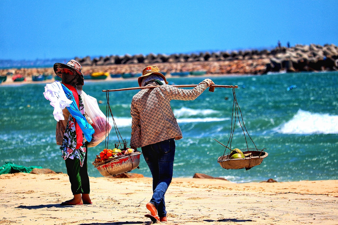이부진이 기업 회의 중 발표하는 모습을 담은 사진으로, 전문적인 분위기를 자아냅니다.