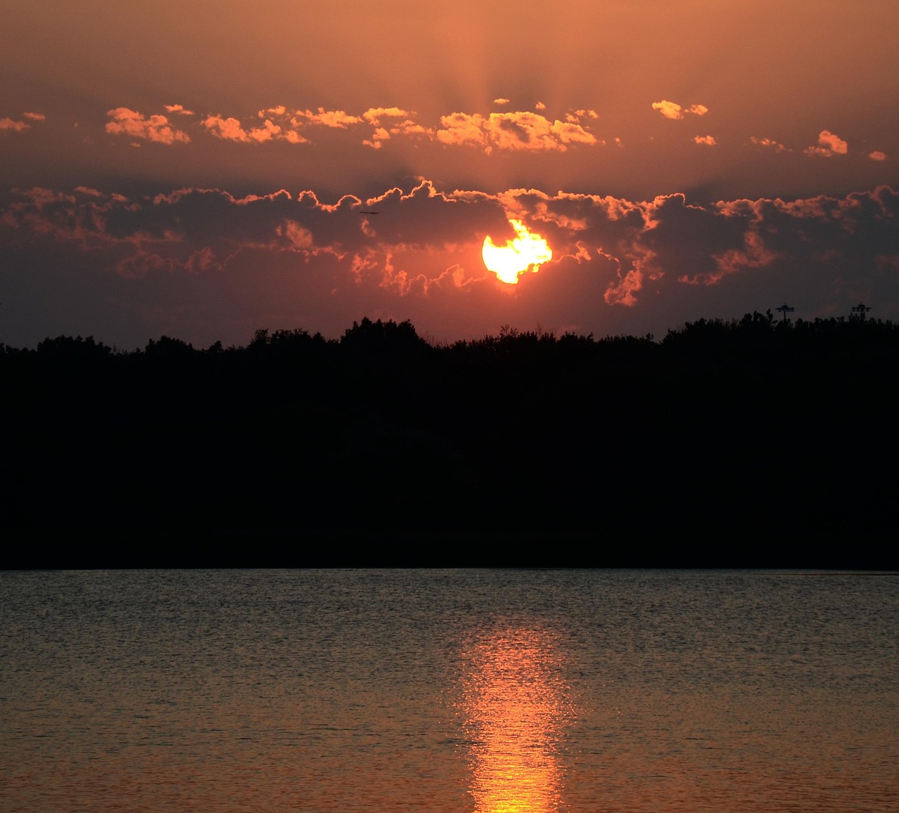 LA 레이커스와 오클라호마시티의 치열한 농구 경기가 펼쳐지는 모습