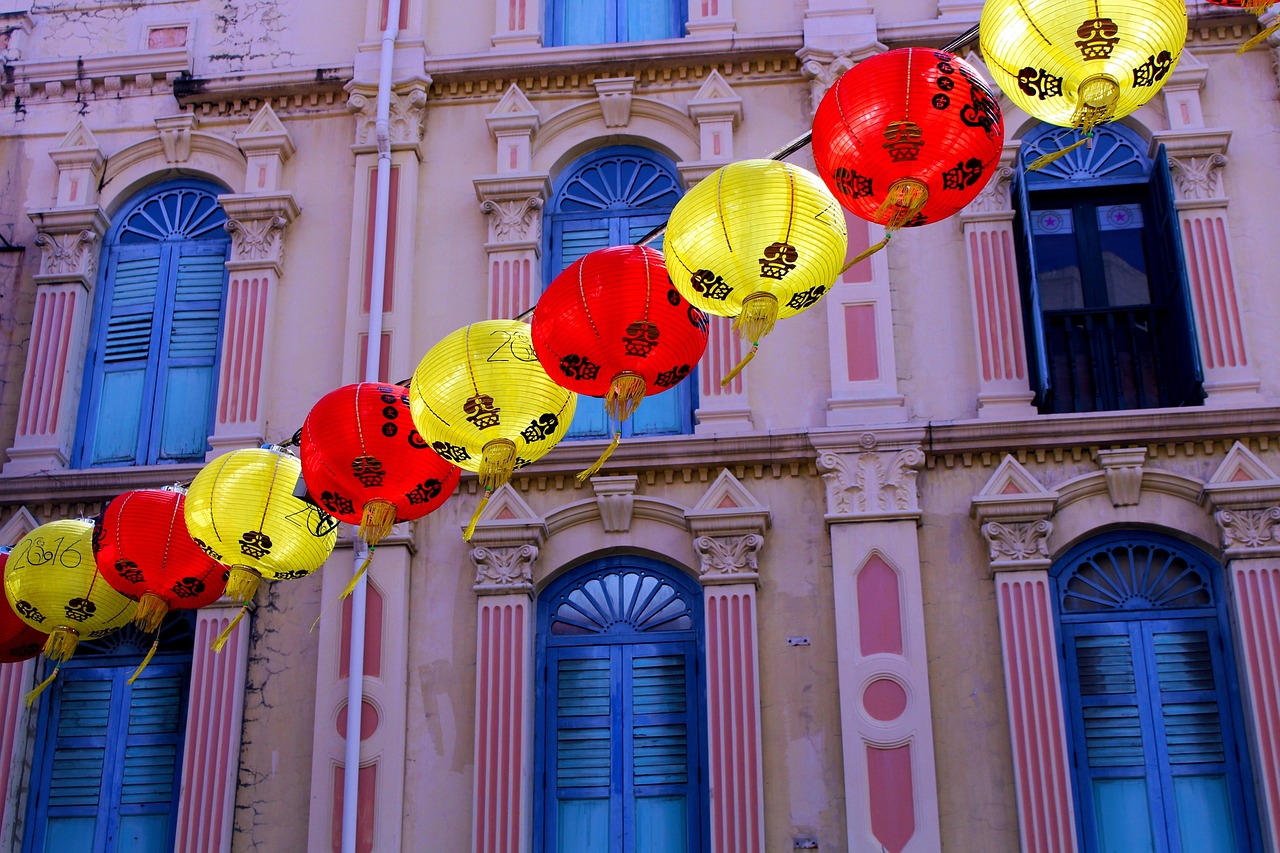 설날의 의미와 즐거움, 그리고 준비해야 할 것들 설날에 차려진 전통 음식과 가족이 함께 모여 있는 모습