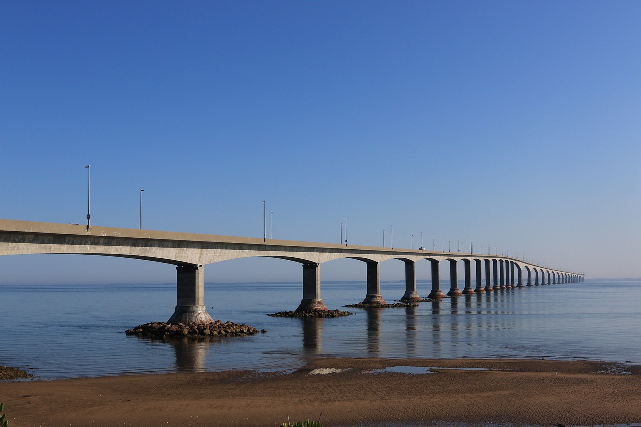 그래미 어워드 2026에서 수상자를 발표하는 화려한 무대의 모습