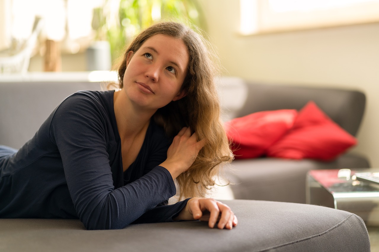 세계 여성의 날을 기념하며 다양한 여성들이 손을 잡고 웃고 있는 모습