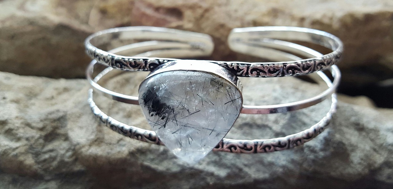 홍석준 대구시장 예비후보의 경제 공약과 공천 논란 홍석준 의원이 국회에서 정책 발표를 하는 모습과 청중의 반응