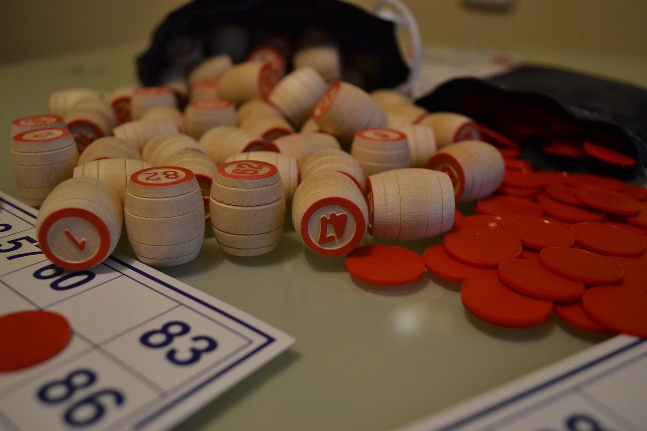 로또1216회 당첨번호 공개! 1등의 기쁨과 복권의 세계 로또1216 번호 추첨 화면을 지켜보는 사람들의 기대감 넘치는 모습