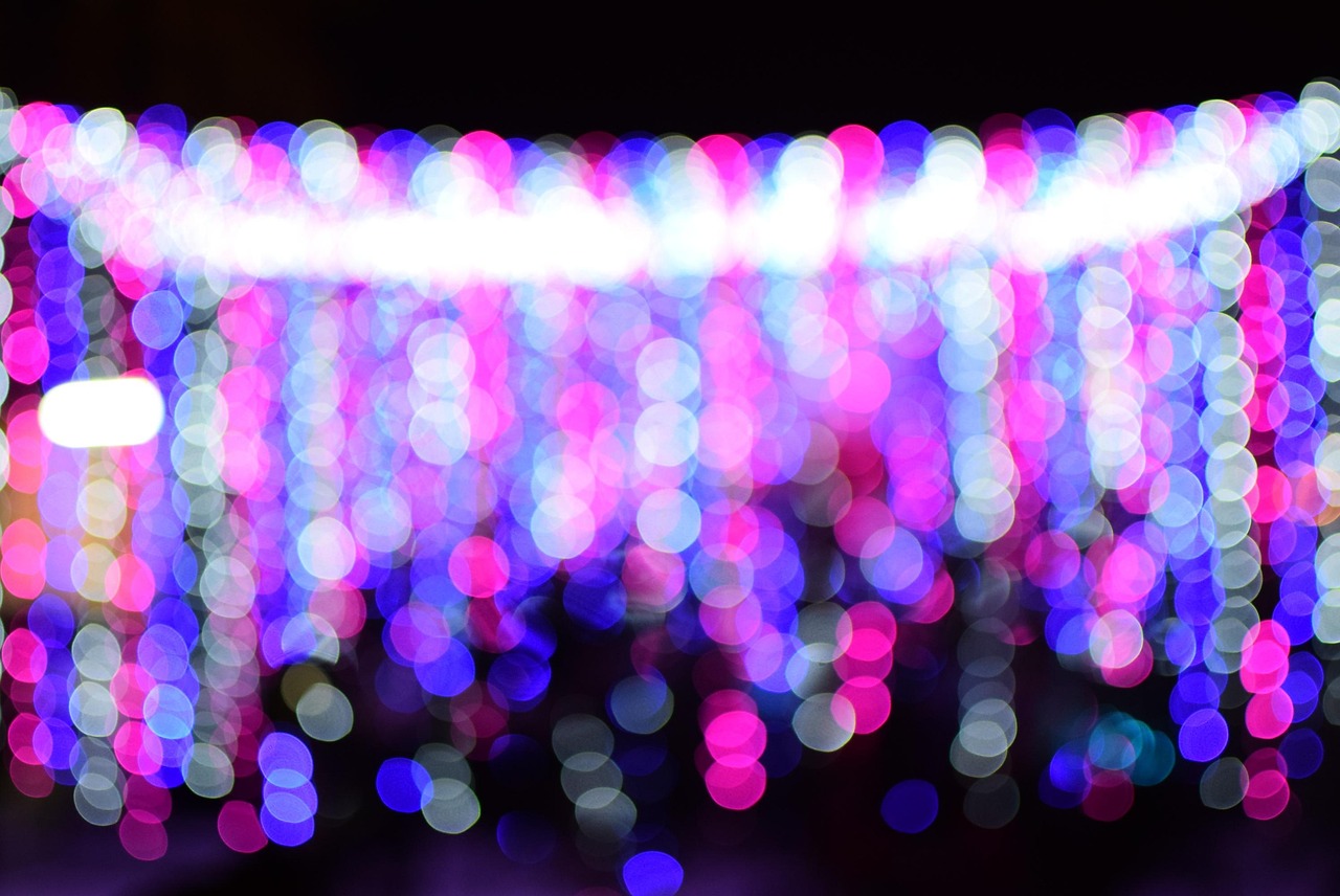 레알 마드리드 대 아틀레티코 경기 중 선수들이 공을 다투는 장면