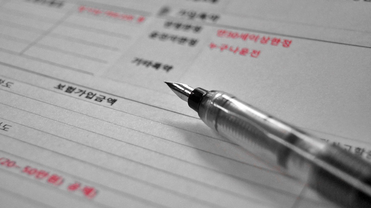 청약홈 개편, 더 쉬워진 주택청약의 세계로 안내합니다 청약홈에서 아파트 청약 신청을 진행하는 사용자 모습