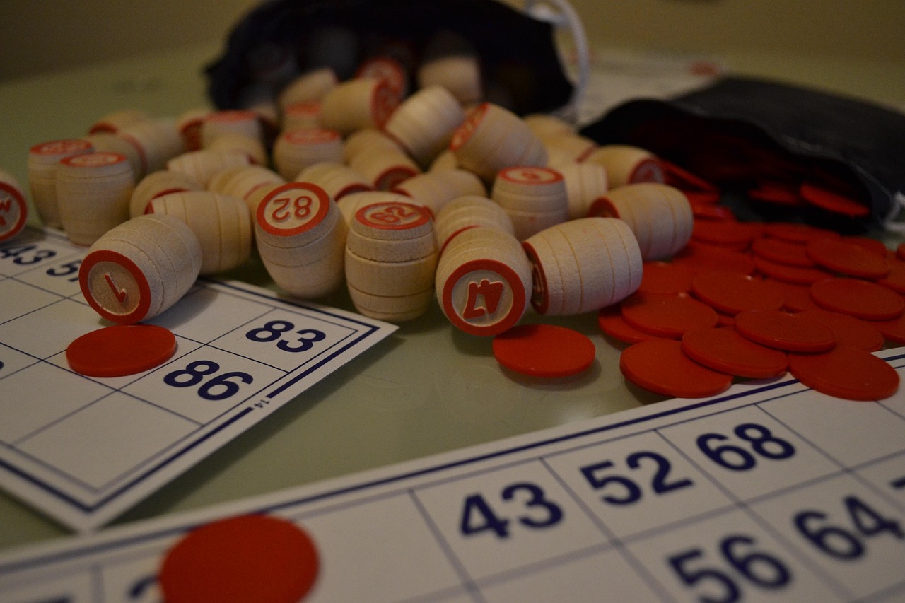 로또1217 추첨 번호를 확인하는 스마트폰 화면의 모습