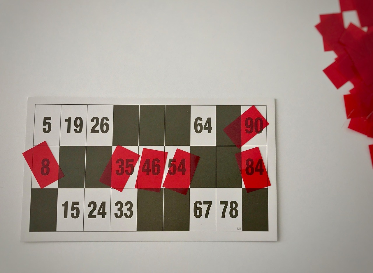 로또1216회, 꿈의 숫자가 현실이 되다! 로또1216회 추첨 결과를 확인하는 모습과 당첨 번호가 적힌 티켓