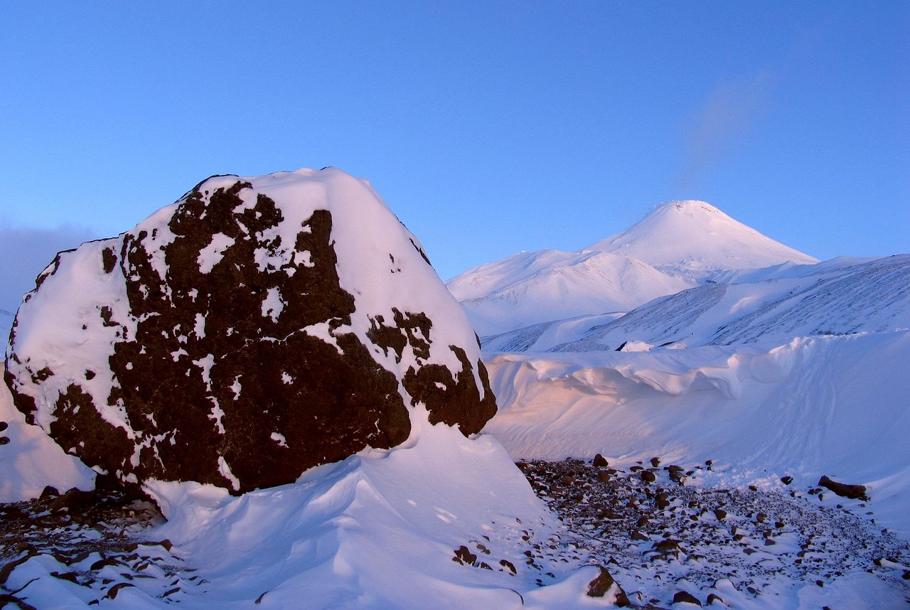 래퍼 산이, 아빠가 되다! 새로운 시작을 알리는 감동의 순간 푸른 산이 배경으로 펼쳐진 하이킹 코스에서 hikers가 걷는 모습