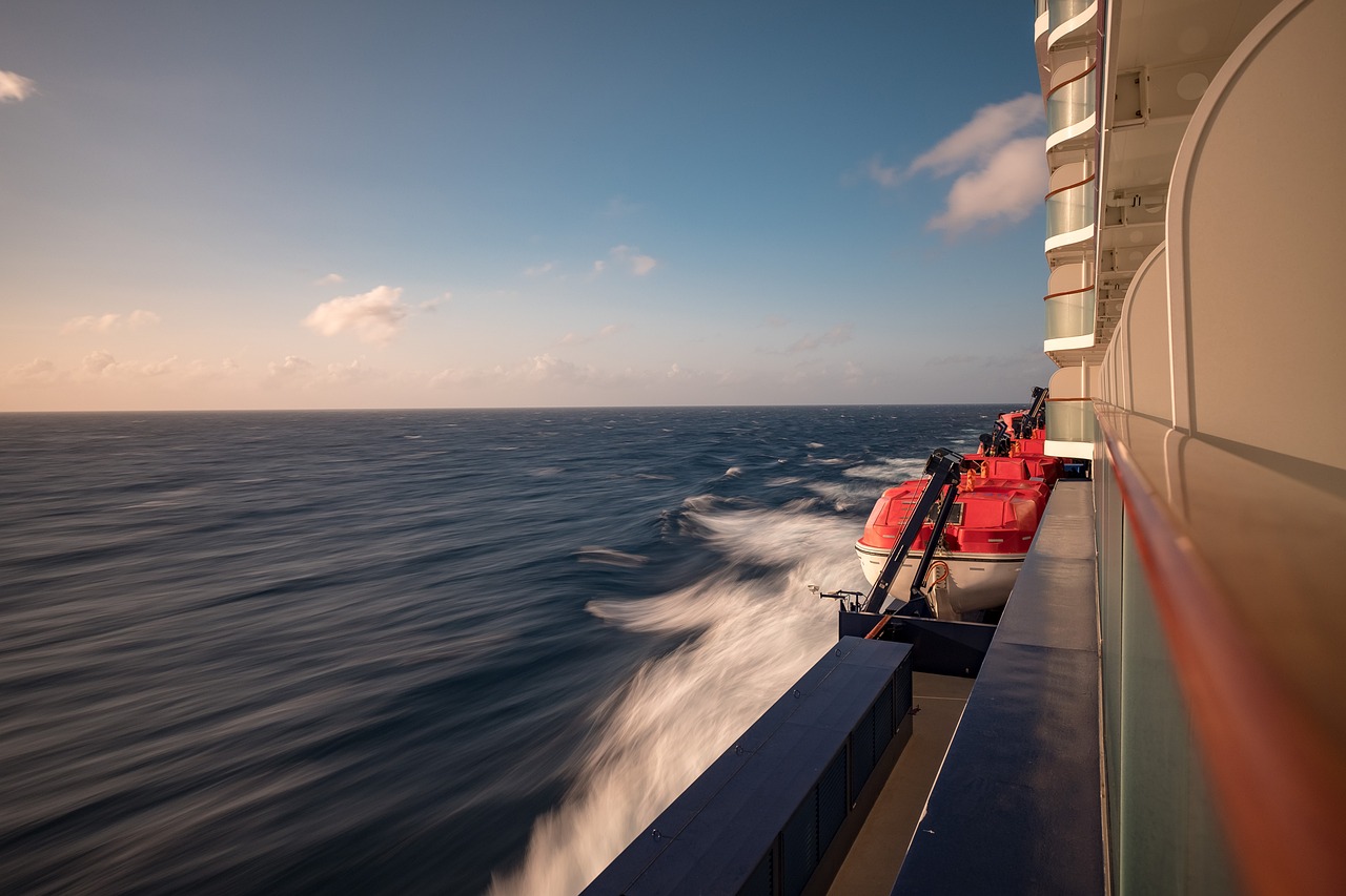 홍명보가 축구 경기에서 선수들과 함께 포즈를 취하고 있는 순간