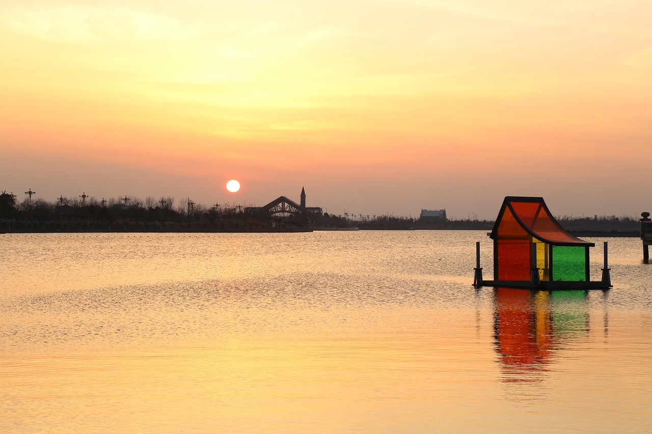 왕옌청의 전통 의상을 입고 있는 사람들의 모습이 담긴 이미지