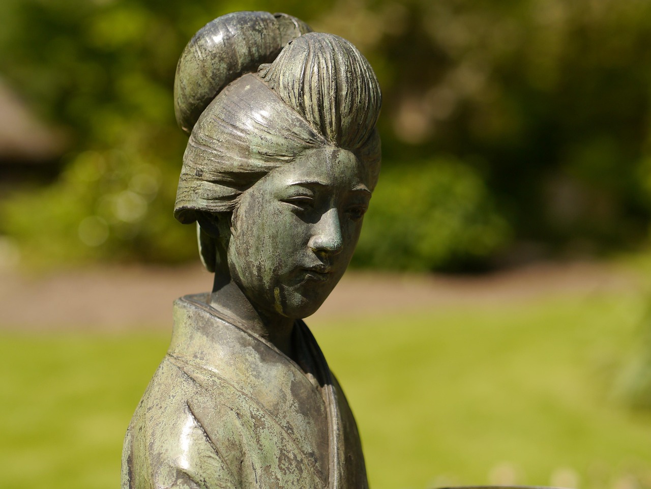 레버쿠젠 대 바이에른 경기 중 공격하는 선수들의 긴장감 넘치는 순간