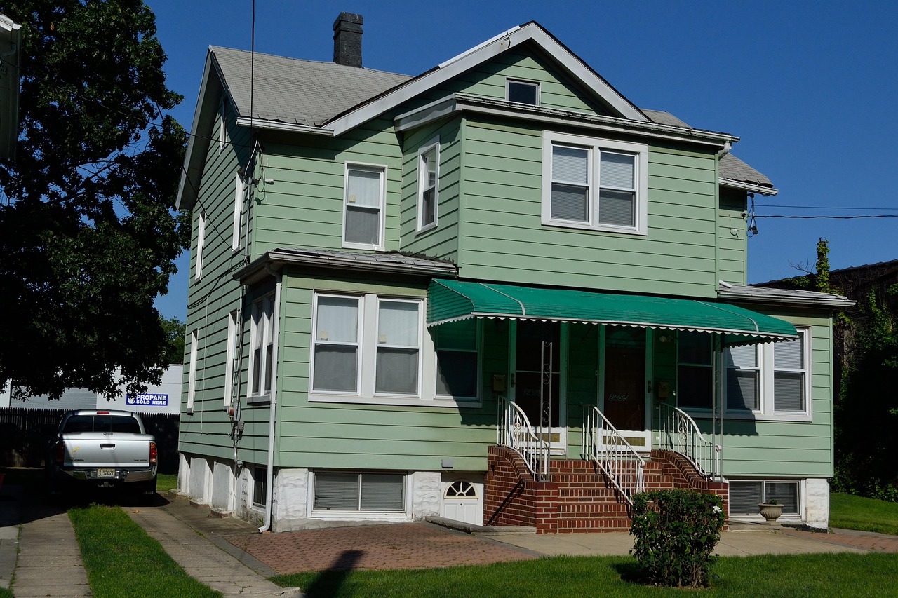 남아프리카 공화국과 뉴질랜드의 축구 경기 장면을 담은 이미지입니다.