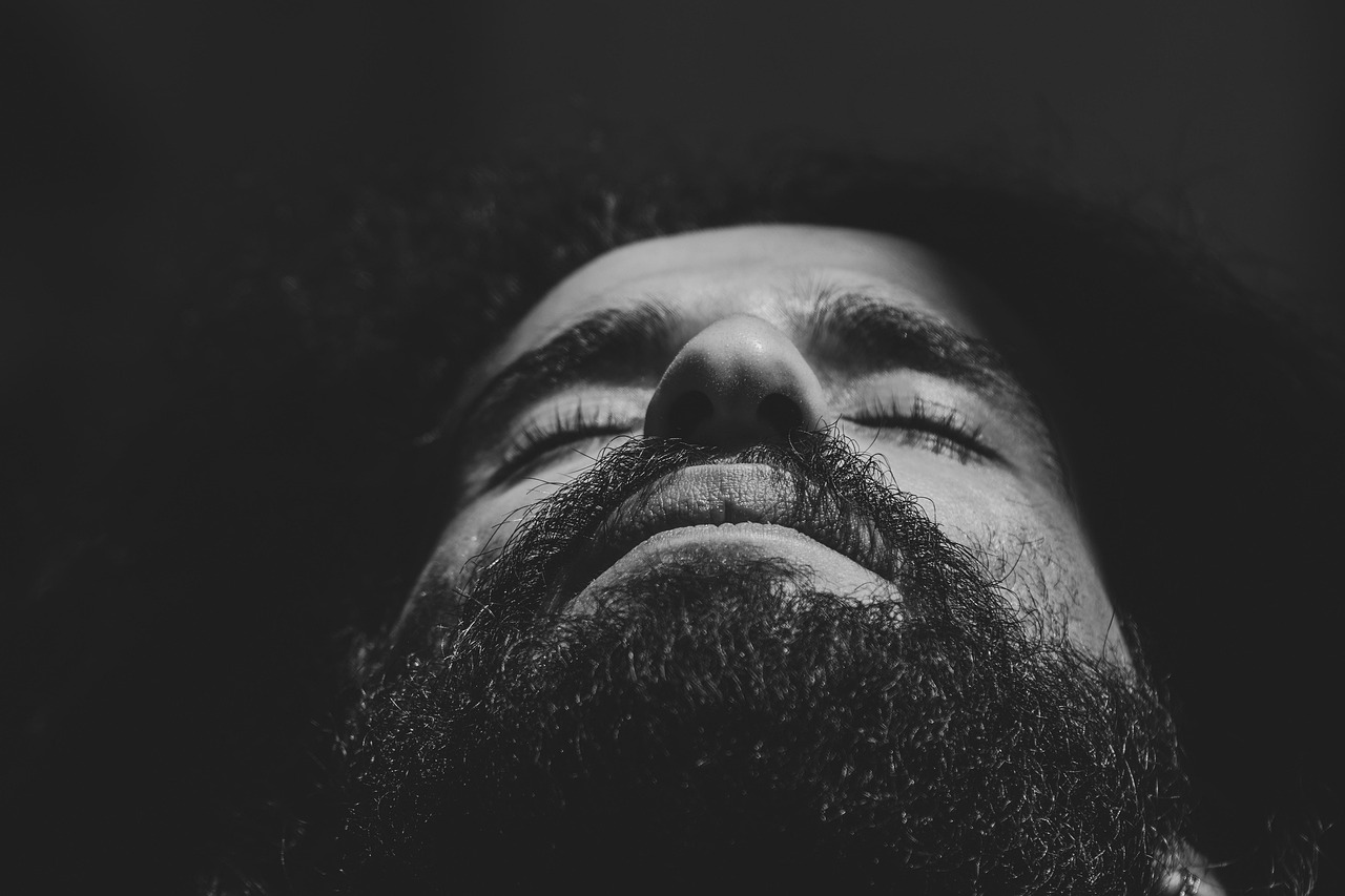 이란 하르그섬: 중동 긴장 속 원유의 중심지 이란 하르그섬의 아름다운 해변과 푸른 바다 풍경을 담은 사진