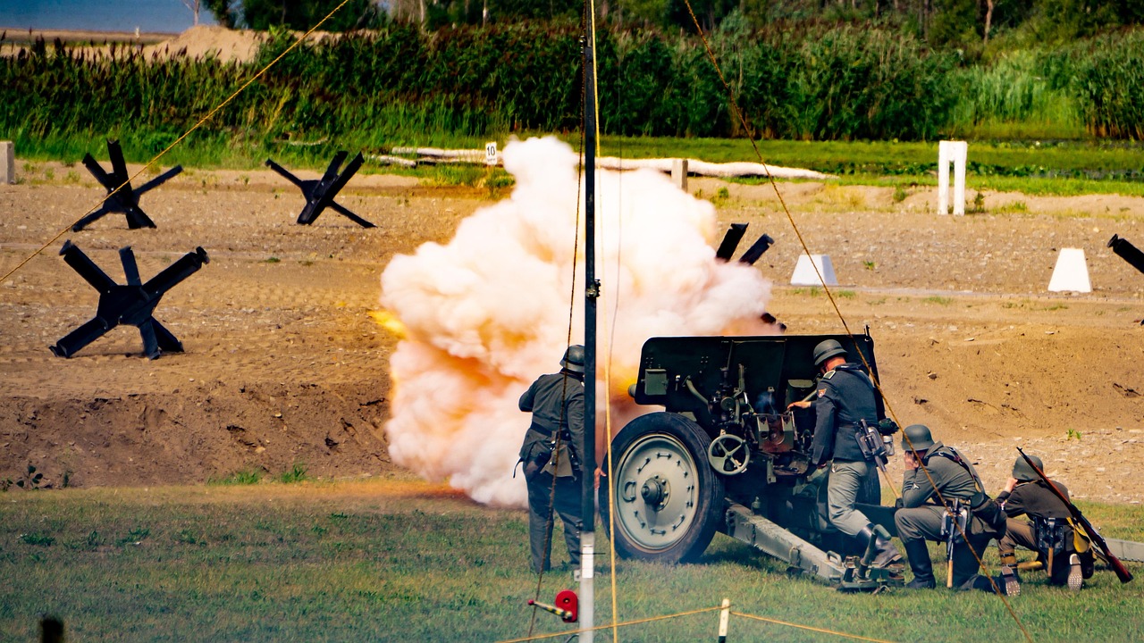 노동절 기념 행사에서 플래카드를 들고 있는 근로자들의 모습
