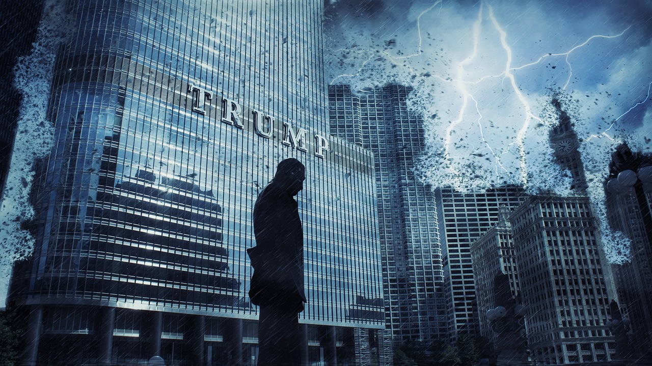 트럼프가 연설하는 모습으로, 미국 국기에 배경을 둔 장면