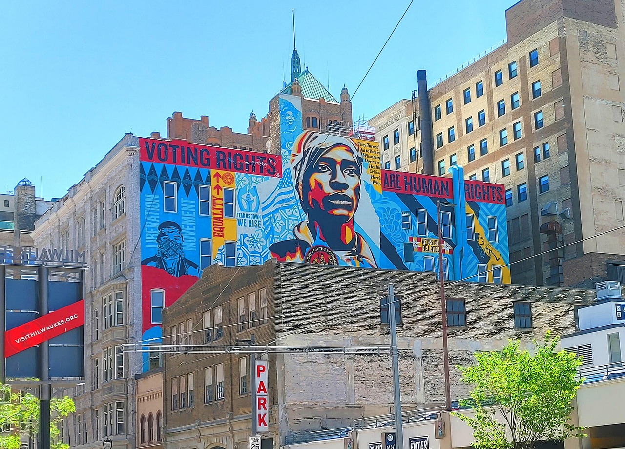 무대에서 화려한 의상을 입고 노래하는 권은비의 모습