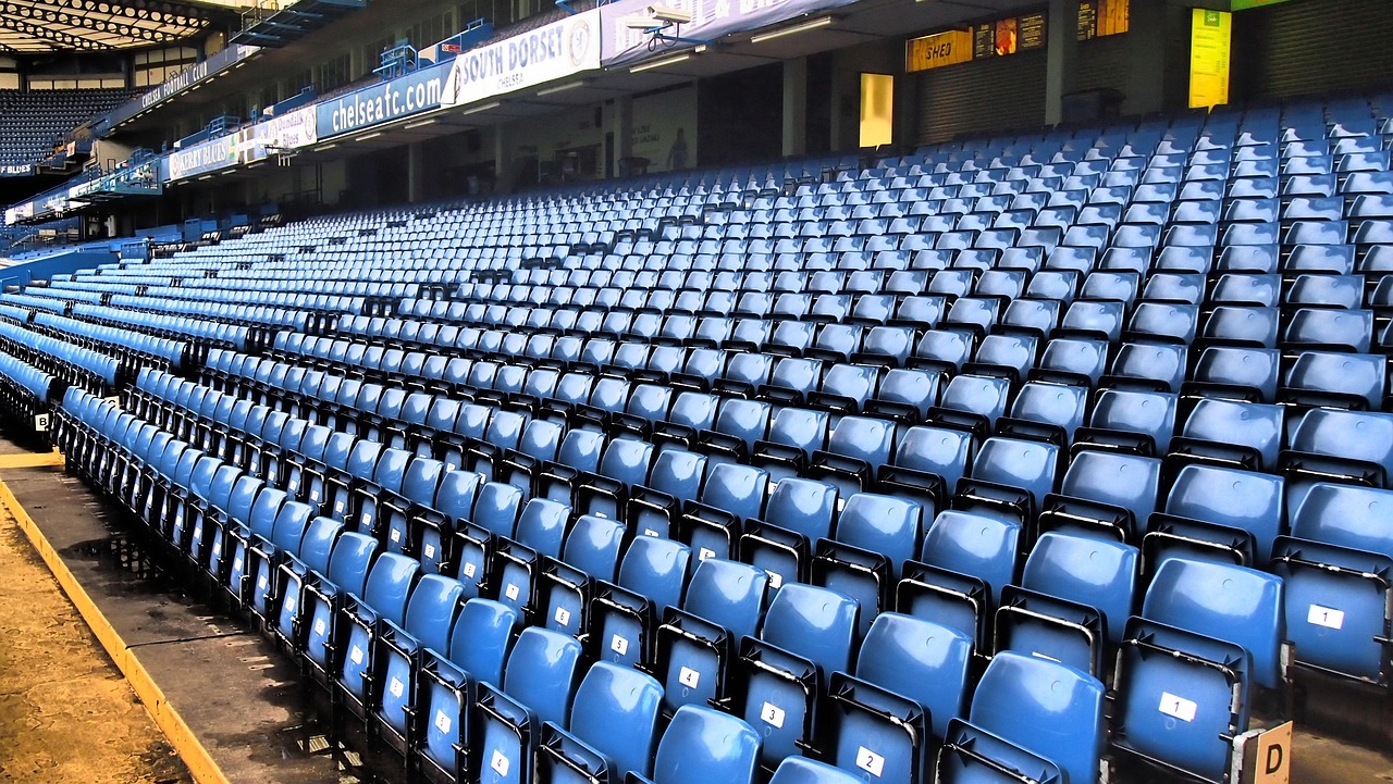 첼시와 포트 베일의 역사적인 재회: FA컵에서의 맞대결 첼시 대 포트 베일 경기 중 선수들이 열띤 경합을 벌이고 있는 순간