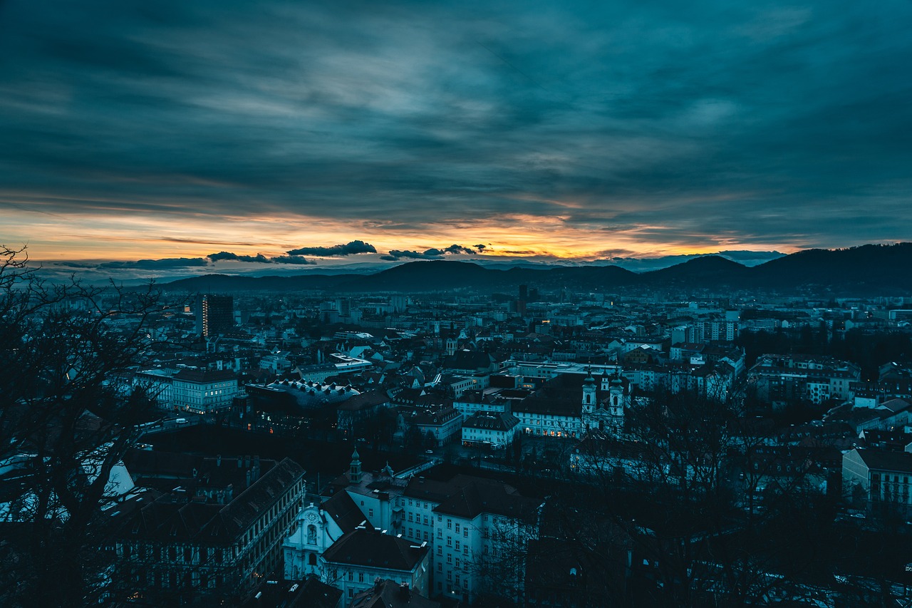 오스트리아와 한국의 국기를 배경으로 두 나라의 문화를 비교하는 모습