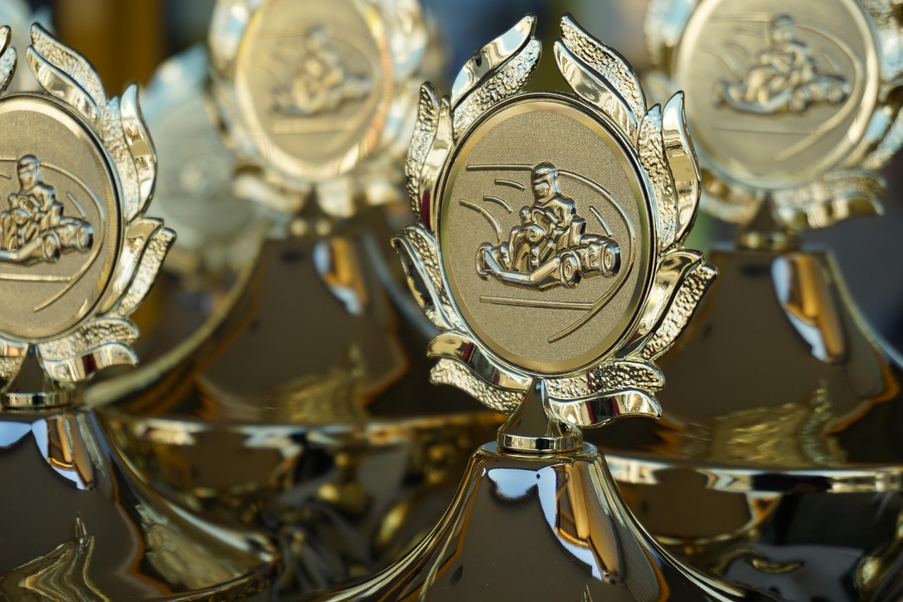 명예훼손의 법적 경계: 최근 사건을 통해 살펴보는 사회적 영향 법정에서 명예훼손 사건에 대해 변호사가 증거를 제시하는 모습