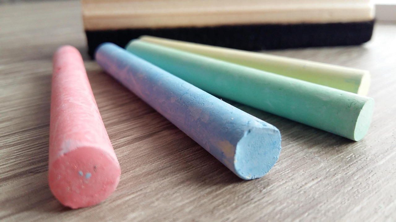 최지우가 화려한 드레스를 입고 포즈를 취하는 모습